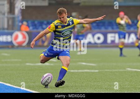 Cardiff, Royaume-Uni. 21 avril 2018. Blue's Cardiff Jarrod Evans Gareth Anscombe convertit à l'ouverture d'essayer. L'incident enregistrées Challenge Cup semi finale match, Cardiff Blues v Pau au BT Cardiff Arms Park de Cardiff le samedi 21 avril 2018. Cette image ne peut être utilisé qu'à des fins rédactionnelles. Editorial uniquement. pic par Carl Robertson/Andrew Orchard la photographie de sport/Alamy live news Banque D'Images