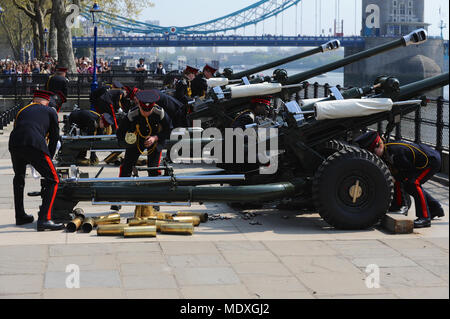 Londres, Royaume-Uni. 21 avril 2018. Des soldats de l'Honorable Artillery Company (HAC, la ville de London Regiment de l'armée de réserve) la préparation de trois canons L118 Éclairage de cérémonie pour le départ peu après avoir tiré une salve de 62 pour marquer le 92e anniversaire de Sa Majesté la Reine Elizabeth II, la Tour de Londres, Londres, Angleterre, Royaume-Uni. Les armes utilisées au feu les 62 coups d'artillerie, de l'autre côté de la Tamise, à des intervalles de dix secondes sont similaires à celles utilisées au cours des dernières années en Afghanistan. r de Lond Crédit : Michael Preston/Alamy Live News Banque D'Images