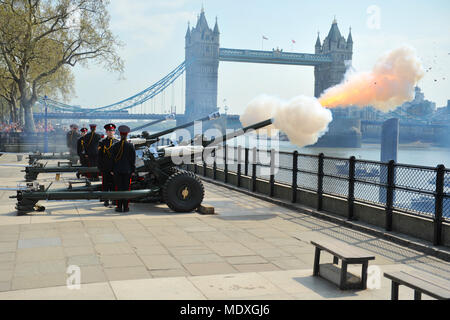 Londres, Royaume-Uni. 21 avril 2018. Des soldats de l'Honorable Artillery Company (HAC, la ville de London Regiment de l'armée de réserve) fire une salve de 62 pour marquer le 92e anniversaire de Sa Majesté la Reine Elizabeth II, à la Tour de Londres, Londres, Angleterre, Royaume-Uni. L118 trois légères de cérémonie sont utilisés pour tirer les 62 coups d'artillerie, de l'autre côté de la Tamise, à des intervalles de dix secondes. Les armes sont similaires à celles utilisées au cours des dernières années en Afghanistan. Crédit : Michael Preston/Alamy Live News Banque D'Images