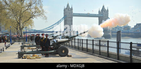 Londres, Royaume-Uni. 21 avril 2018. Des soldats de l'Honorable Artillery Company (HAC, la ville de London Regiment de l'armée de réserve) fire une salve de 62 pour marquer le 92e anniversaire de Sa Majesté la Reine Elizabeth II, à la Tour de Londres, Londres, Angleterre, Royaume-Uni. L118 trois légères de cérémonie sont utilisés pour tirer les 62 coups d'artillerie, de l'autre côté de la Tamise, à des intervalles de dix secondes. Les armes sont similaires à celles utilisées au cours des dernières années en Afghanistan. Crédit : Michael Preston/Alamy Live News Banque D'Images