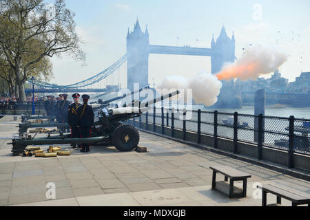 Londres, Royaume-Uni. 21 avril 2018. Des soldats de l'Honorable Artillery Company (HAC, la ville de London Regiment de l'armée de réserve) fire une salve de 62 pour marquer le 92e anniversaire de Sa Majesté la Reine Elizabeth II, à la Tour de Londres, Londres, Angleterre, Royaume-Uni. L118 trois légères de cérémonie sont utilisés pour tirer les 62 coups d'artillerie, de l'autre côté de la Tamise, à des intervalles de dix secondes. Les armes sont similaires à celles utilisées au cours des dernières années en Afghanistan. Crédit : Michael Preston/Alamy Live News Banque D'Images