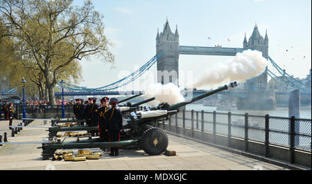 Londres, Royaume-Uni. 21 avril 2018. Des soldats de l'Honorable Artillery Company (HAC, la ville de London Regiment de l'armée de réserve) fire une salve de 62 pour marquer le 92e anniversaire de Sa Majesté la Reine Elizabeth II, à la Tour de Londres, Londres, Angleterre, Royaume-Uni. L118 trois légères de cérémonie sont utilisés pour tirer les 62 coups d'artillerie, de l'autre côté de la Tamise, à des intervalles de dix secondes. Les armes sont similaires à celles utilisées au cours des dernières années en Afghanistan. Crédit : Michael Preston/Alamy Live News Banque D'Images