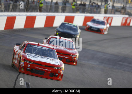 Richmond, Virginia, USA. Apr 20, 2018. 20 avril 2018 - Richmond, Virginie, USA : Garrett Smithley (0) apporte sa voiture de course à l'avant et pendant l'ToyotaCare 250 au Richmond Raceway à Richmond, en Virginie. Crédit : Chris Owens Asp Inc/ASP/ZUMA/Alamy Fil Live News Banque D'Images