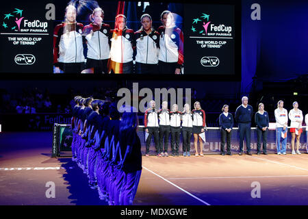 Stuttgart, Allemagne, 21 avril, 2018. L'équipe de Fed Cup allemande avec le capitaine, Anna-Lena Grönefeld Jens Gerlach, Tatjana, Maria, Angelique Kerber et Julia Goerges au cours de la demi-finale de Fed Cup contre la République tchèque. Crédit : Frank Molter/Alamy Live News Banque D'Images