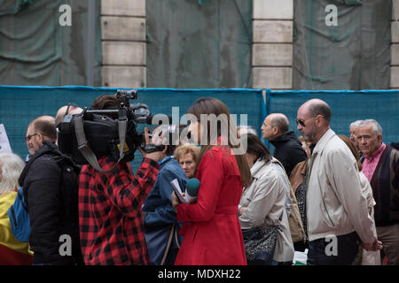 Madrid, Espagne. 21 avril, 2018. Les marcheurs s'thrpouhg pacifiquement les rues centrales de Madrid. Diana Lopez mère de la fin de 18 ans de grandes foules en charge de la famille et des proches à la tête d'une marche à travers le centre de Madrid. Diana Quer, a prononcé un discours aux côtés de Valeria Quer, soeur de Diana, lors d'un rassemblement contre la suppression des "emprisonnement Permanent révisable" droit dans la place Puerta del Sol à Madrid, Espagne, 21 avril 2018. Credit : WansfordPhoto/Alamy Live News Banque D'Images