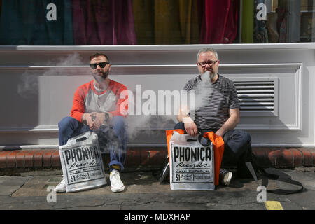 Londres, Royaume-Uni. 21 avril, 2018. Deux hommes assis sur le trottoir avec des achats sur record shop, jim forrest@alamy live news Crédit : jim forrest/Alamy Live News Banque D'Images