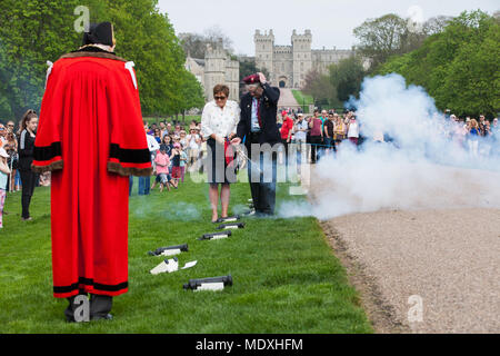 Windsor, Royaume-Uni. 21 avril, 2018. John Matthews, arrondissement bombardier, supervise un membre invité du public en tirant un petit cannon dans le cadre d'une salve de 21 coups sur la Longue Marche en face du château de Windsor pour le 92e anniversaire de la Reine. L'anniversaire officiel de la Reine est célébré le 11 juin. Credit : Mark Kerrison/Alamy Live News Banque D'Images