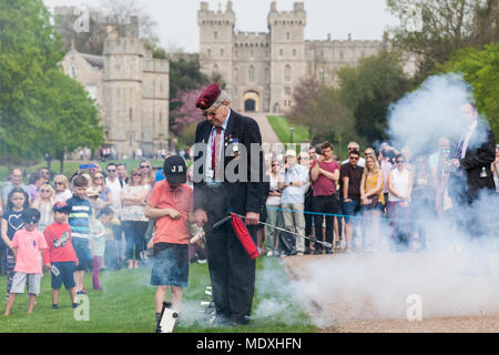 Windsor, Royaume-Uni. 21 avril, 2018. John Matthews, arrondissement bombardier, supervise un enfant tirant un petit cannon dans le cadre d'une salve de 21 coups sur la Longue Marche en face du château de Windsor pour le 92e anniversaire de la Reine. Une invitation spéciale est délivré aux enfants pour aider à célébrer l'anniversaire de la Reine. L'anniversaire officiel de la Reine est célébré le 11 juin. Credit : Mark Kerrison/Alamy Live News Banque D'Images