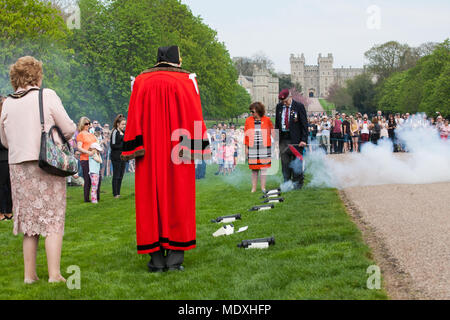 Windsor, Royaume-Uni. 21 avril, 2018. John Matthews, arrondissement bombardier, supervise un membre invité du public en tirant un petit cannon dans le cadre d'une salve de 21 coups sur la Longue Marche en face du château de Windsor pour le 92e anniversaire de la Reine. L'anniversaire officiel de la Reine est célébré le 11 juin. Credit : Mark Kerrison/Alamy Live News Banque D'Images