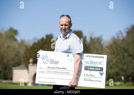 Menuisier indépendant et seul père de deux Fawden, Aaron, 47 ans, célèbre après avoir remporté l'un des millions de livres dans l'EuroMillions UK Millionnaire bouilloire dessiner le 10 avril. Banque D'Images