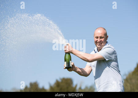 Menuisier indépendant et seul père de deux Fawden, Aaron, 47 ans, célèbre après avoir remporté l'un des millions de livres dans l'EuroMillions UK Millionnaire bouilloire dessiner le 10 avril. Banque D'Images