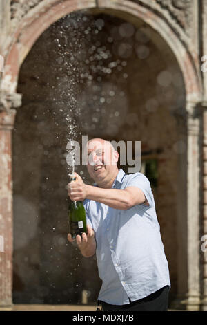 Menuisier indépendant et seul père de deux Fawden, Aaron, 47 ans, célèbre après avoir remporté l'un des millions de livres dans l'EuroMillions UK Millionnaire bouilloire dessiner le 10 avril. Banque D'Images