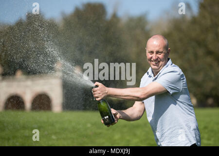 Menuisier indépendant et seul père de deux Fawden, Aaron, 47 ans, célèbre après avoir remporté l'un des millions de livres dans l'EuroMillions UK Millionnaire bouilloire dessiner le 10 avril. Banque D'Images