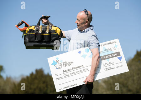 Menuisier indépendant et seul père de deux Fawden, Aaron, 47 ans, célèbre après avoir remporté l'un des millions de livres dans l'EuroMillions UK Millionnaire bouilloire dessiner le 10 avril. Banque D'Images