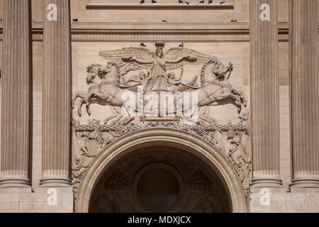 Paris, musée du Louvre, Perrault, l'architecte Claude Perrault, Colonnade, détail gate, Napoléon Ier, soulagement, Banque D'Images