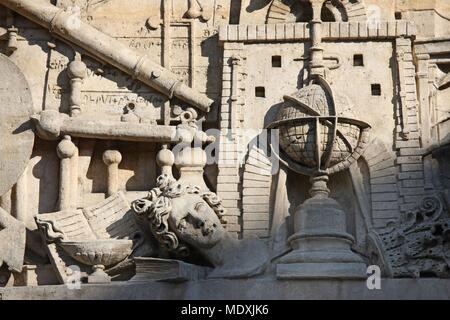 Paris, rue Descartes, rue de la Montagne Sainte-Geneviève, détail de le fronton de l'ancienne Ecole Polytechnique, bas relief, sculpture, Banque D'Images