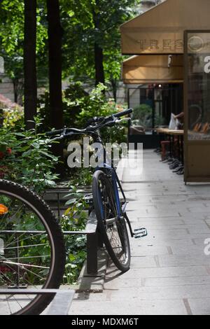 Paris, le Marais, Rue du Trésor, fleurs et terrasses, Banque D'Images