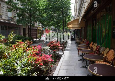 Paris, le Marais, Rue du Trésor, fleurs et terrasses, Banque D'Images