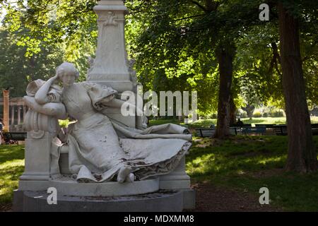 Paris, Parc Monceau, statue de Guy de Maupassant Banque D'Images