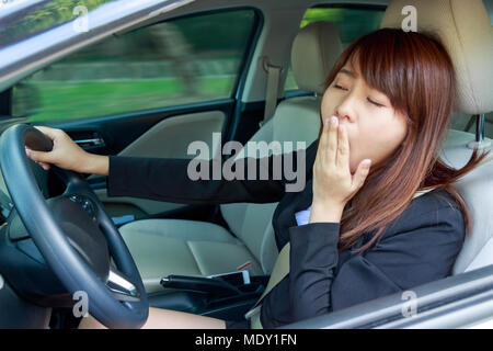 Closeup portrait de somnolence, fatigue, fermer les yeux jeune femme conduisant sa voiture après de longues heures de trajet, le manque de sommeil, concept d'accident Banque D'Images