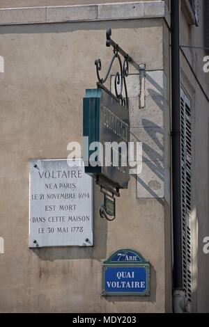 France, Ile de France, Paris, quai Voltaire, détail de la plaque à la mémoire de Voltaire, Banque D'Images