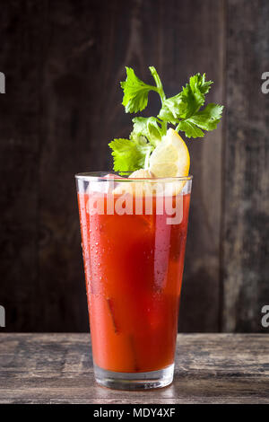 Cocktail Bloody Mary en verre sur la table en bois. Banque D'Images