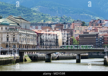 La Tranvia, tramway traversant le pont de l'Arenal, avec Bilbaos vieille ville en arrière-plan, Bilbao, Vizcaya, Pays Basque, Espagne Banque D'Images