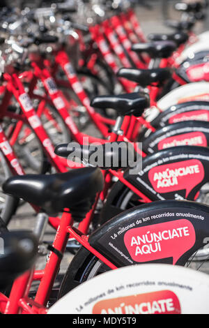 Alimentation par batterie électrique city location de bicyclettes, stationné dans une rangée, Bilbao, Vizcaya, Pays Basque, Espagne Banque D'Images