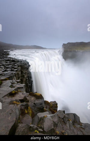 Dettifoss est une chute dans le Parc National de Vatnajökull en Islande, et cascade est le plus puissant en Europe. Magnifique paysage au lever du soleil. Banque D'Images