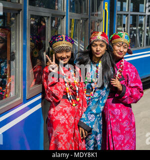 Three women wearing kimonos posent à l'extérieur du Petit Train, Darjeeling Darjeeling Himalayan Railway, Darjeeling, West Bengal, India Banque D'Images