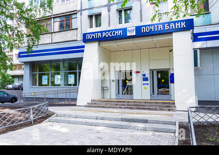Samara, Russie - le 28 mai 2017 : Le bureau de poste de Russie. Texte russe - Poste russe et Poste Banque Banque D'Images