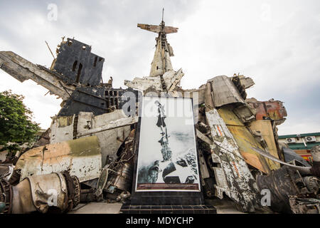 Photo d'une femelle combattant de l'épave de la sculpture exposée au Musée de l'histoire militaire du Vietnam, Hanoi, Vietnam Banque D'Images