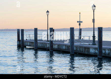 Jetée sur le lac de Garde (Lago di Garda) au crépuscule en garda en Vénétie, Italie Banque D'Images