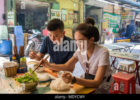 Couple prendre un repas dans le vieux quartier de Hanoi, Vietnam ; Banque D'Images