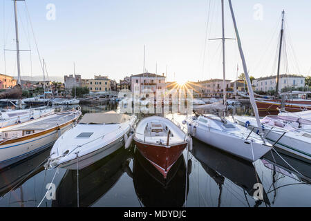 Rangée de bateaux dans le port de plaisance au lever du soleil sur le lac de Garde (Lago di Garda) à Bardolino en Vénétie, Italie Banque D'Images