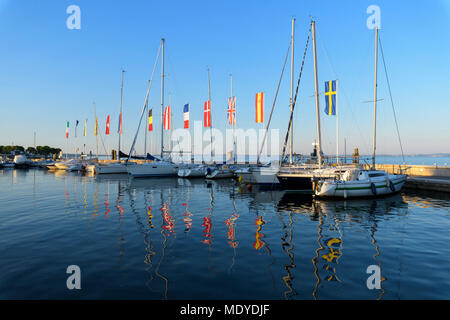 Rangée de bateaux et les drapeaux européens colorés dans le port de plaisance sur le lac de Garde (Lago di Garda) à Bardolino en Vénétie, Italie Banque D'Images