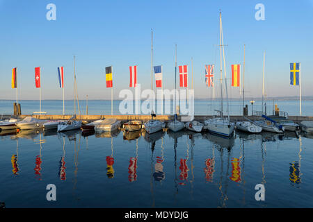 Rangée de bateaux et les drapeaux européens colorés dans le port de plaisance sur le lac de Garde (Lago di Garda) à Bardolino en Vénétie, Italie Banque D'Images