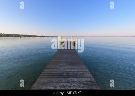 Jetée en bois sur le lac de Garde (Lago di Garda) le matin à Bardolino en Vénétie, Italie Banque D'Images