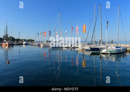 Rangée de bateaux et les drapeaux européens colorés dans le port de plaisance sur le lac de Garde (Lago di Garda) à Bardolino en Vénétie, Italie Banque D'Images