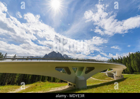 Passage supérieur de pont dans les montagnes lors d'une journée ensoleillée dans les Dolomites du Tyrol du Sud, Italie Banque D'Images