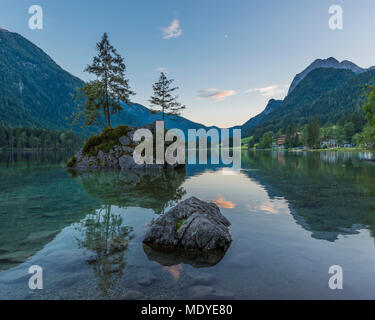 Lac Hintersee avec Rock Island et les montagnes à l'aube à Ramsau dans le parc national de Berchtesgaden en Haute-Bavière, Allemagne Banque D'Images