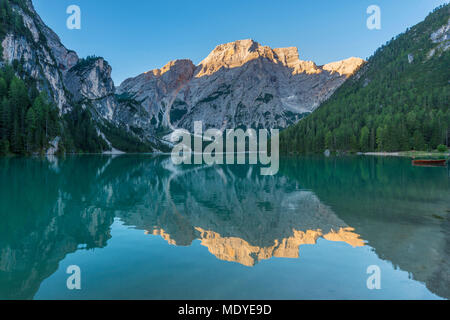 Croda del Becco (Seekofel) reflète dans Lac Braies (Lago di Braies) dans la province de Bolzano (Tyrol du Sud) Dolomites, Italie Banque D'Images