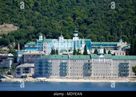 Monastère Saint-panteleimon près du Mont Athos vu de la mer à la mi-journée Banque D'Images