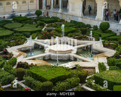 Les fontaines d'eau à Fort Amer, Jaipur, Rajasthan, Inde Banque D'Images