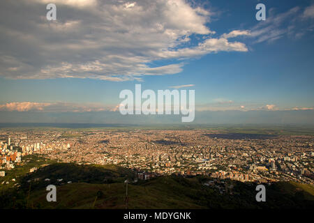 Un coucher de soleil sur la ville de Santiago de Cali à partir d'une montagne. Banque D'Images