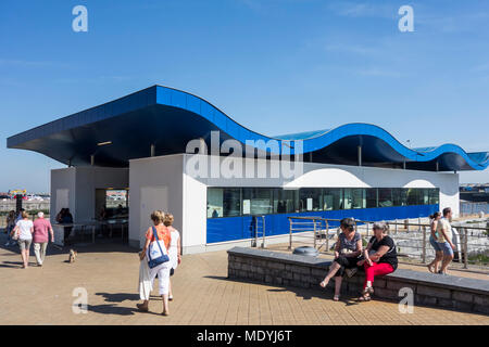 Marché aux poissons en plein air / Vistrap sur le quai quai / dans la ville / Ostende Oostende, Belgique Banque D'Images