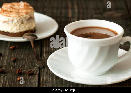 Une tasse de café et le tiramisu Banque D'Images