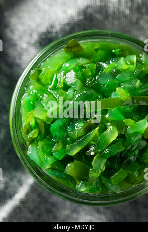 Néon vert Style Chicago Relish marinés dans un bol Banque D'Images