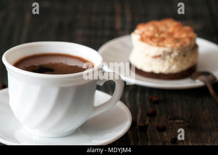 Une tasse de café et le tiramisu Banque D'Images