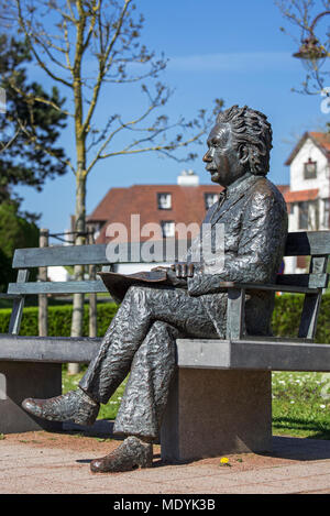 Albert Einstein statue assise sur un banc de parc à la station balnéaire de Haan/Le Coq, Flandre occidentale, Belgique Banque D'Images